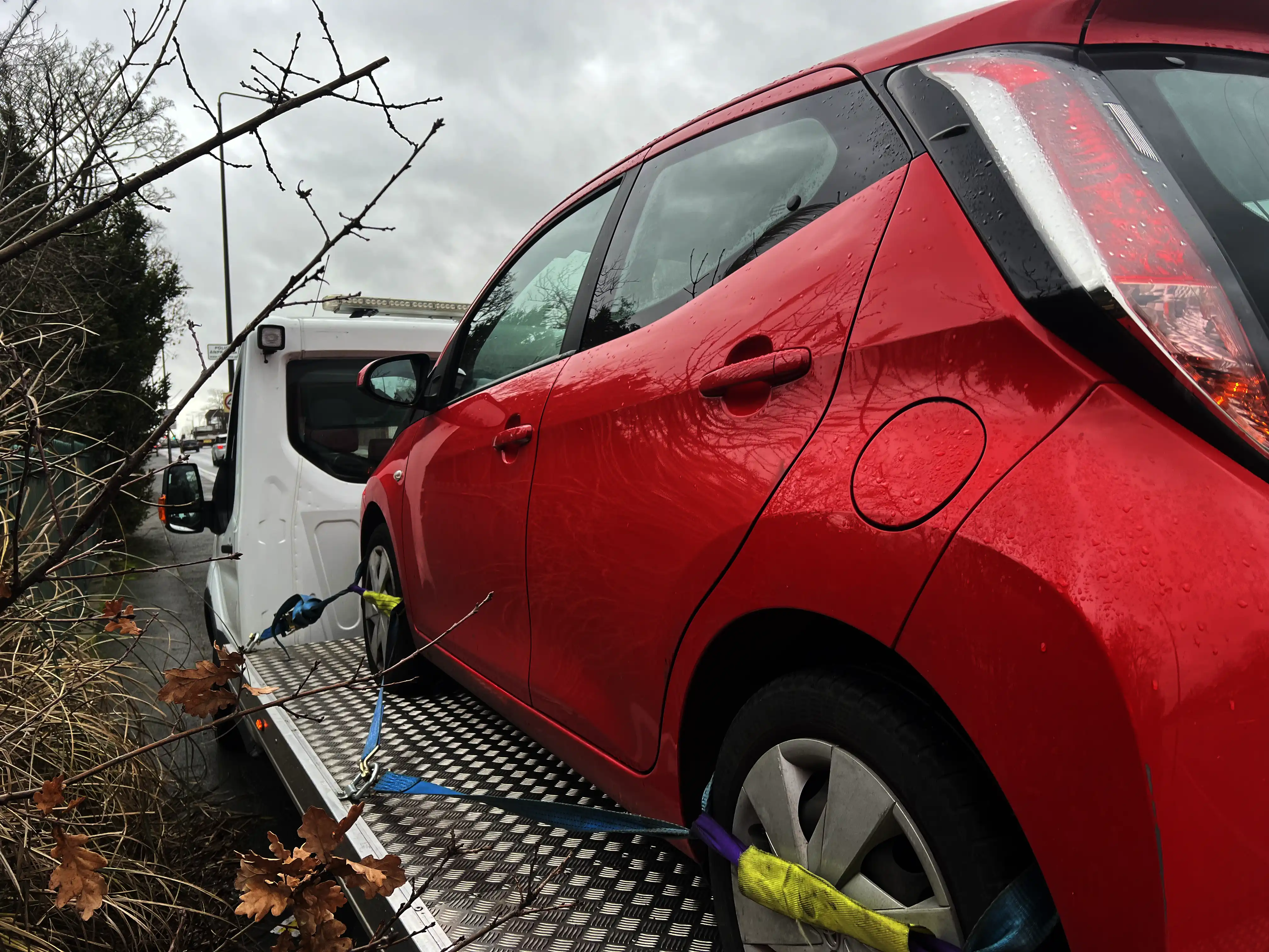 Hassle-free 24/7 recovery service - Professional tow truck ready to assist